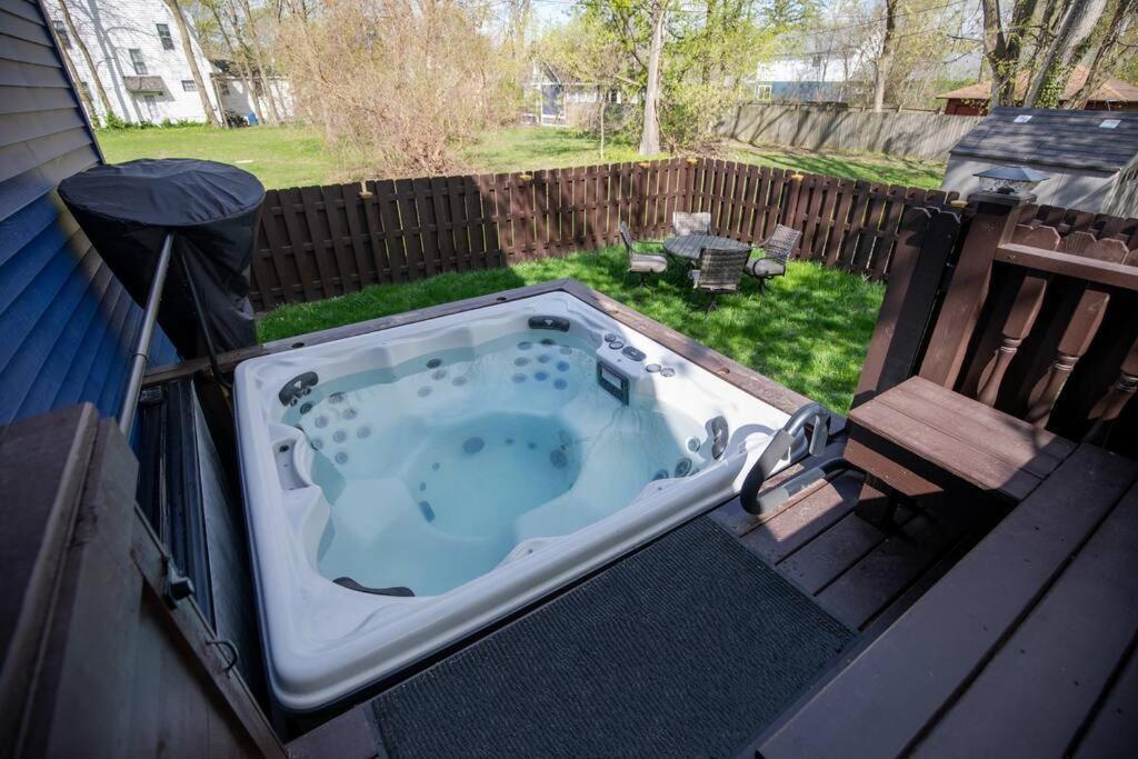 Walk To Nd, Hot Tub, Lux Kitchen, Pet Friendly Villa South Bend Exterior foto