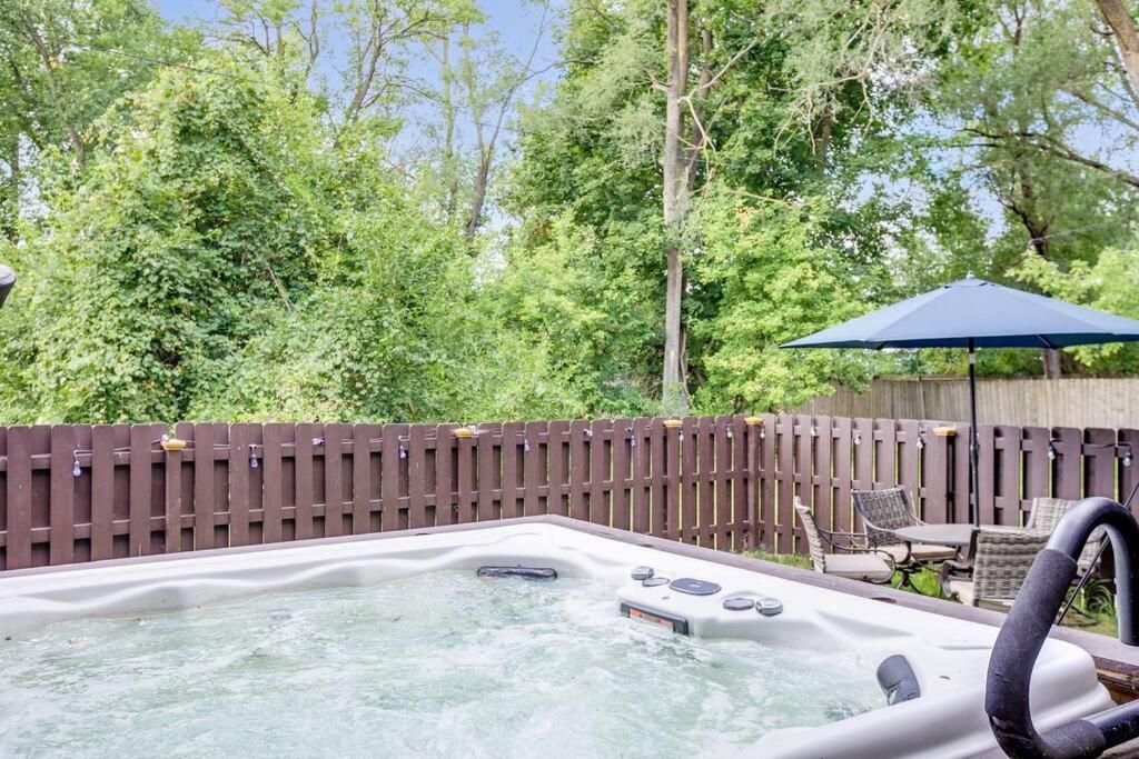 Walk To Nd, Hot Tub, Lux Kitchen, Pet Friendly Villa South Bend Exterior foto